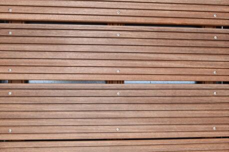 afrikulu 25x145 grof terras afrikulu 25x145 grof incl onderbalk + schroeven