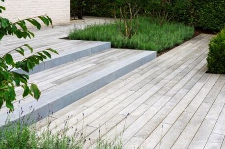 HOTwood essen terras vergrijsd_480x320 terras thermo essen glad, bol 20x132 incl onderbalk in aluminium