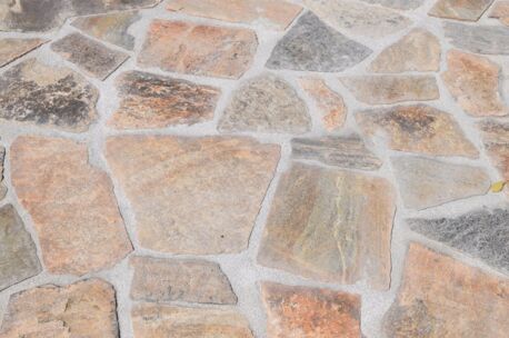 Gneiss flagstone 30-50 cm x 2/3  +/- 50 kg/m²